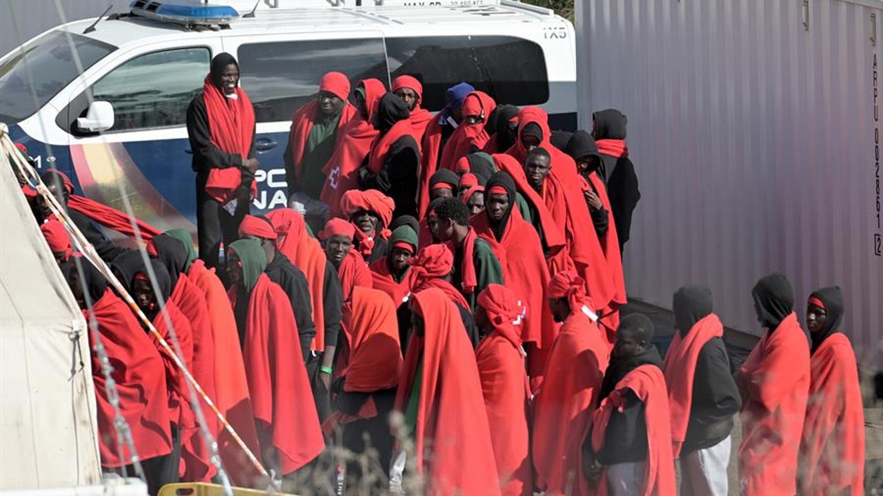 Canarias cerrará 2024 con la cifra récord de más de 46.000 inmigrantes llegados en cayucos