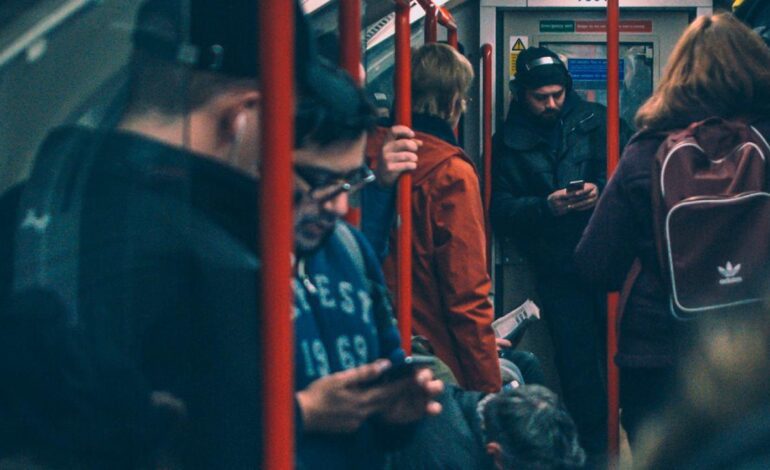 La buena idea de Jorge Ponce para entretenerse sin redes sociales en el metro o en el autobús