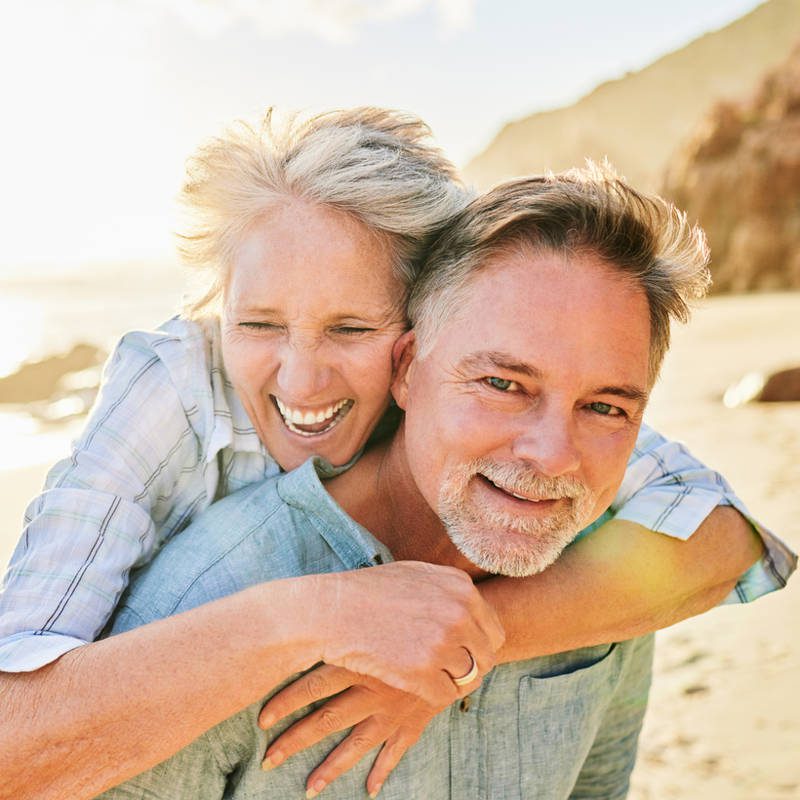 Pareja de 50 años en la costa.