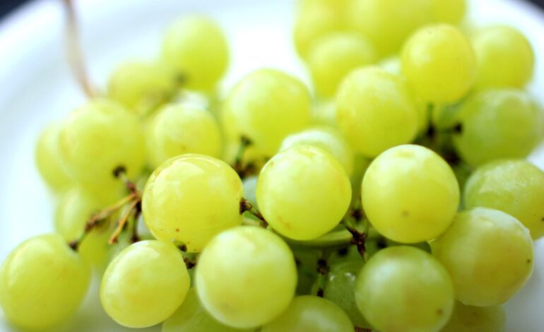 La curiosa tradición de comer las uvas debajo de la mesa en Nochevieja