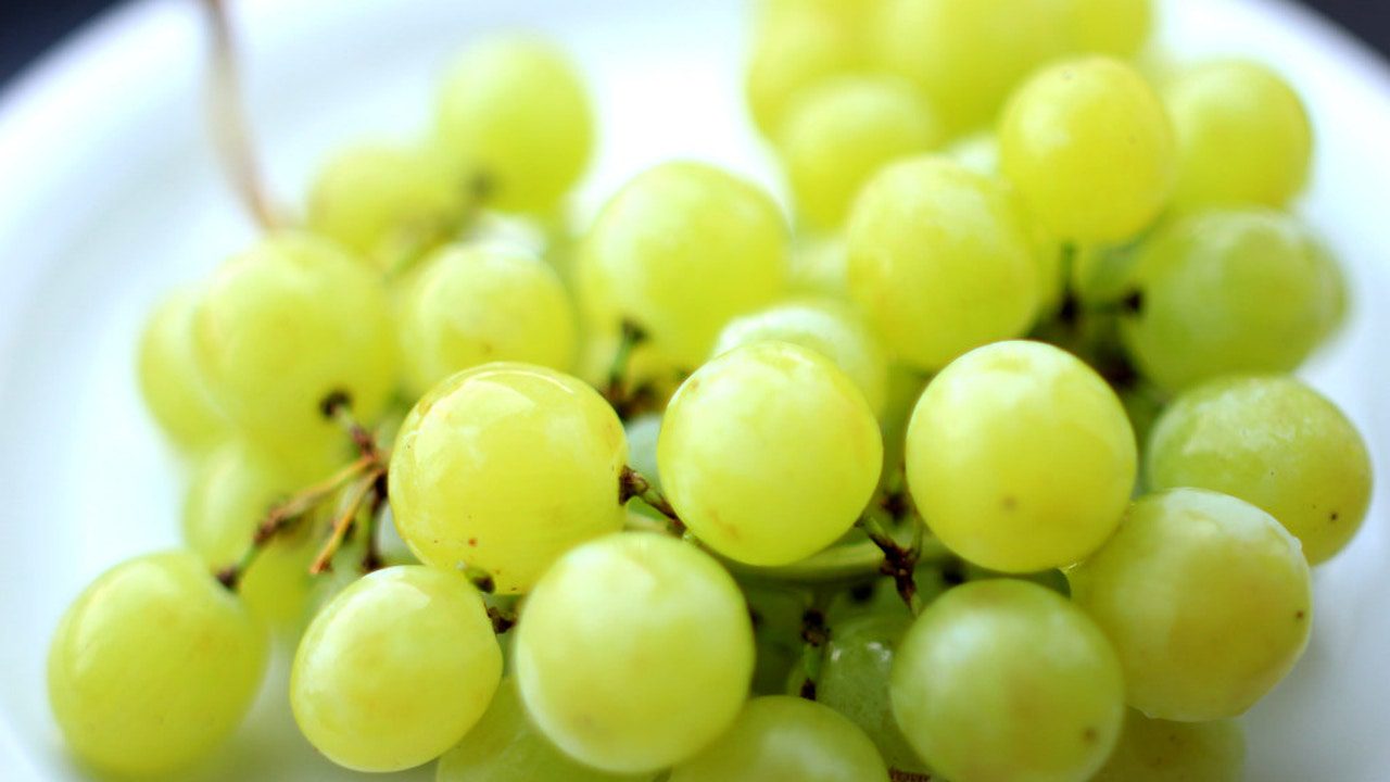 La curiosa tradición de comer las uvas debajo de la mesa en Nochevieja