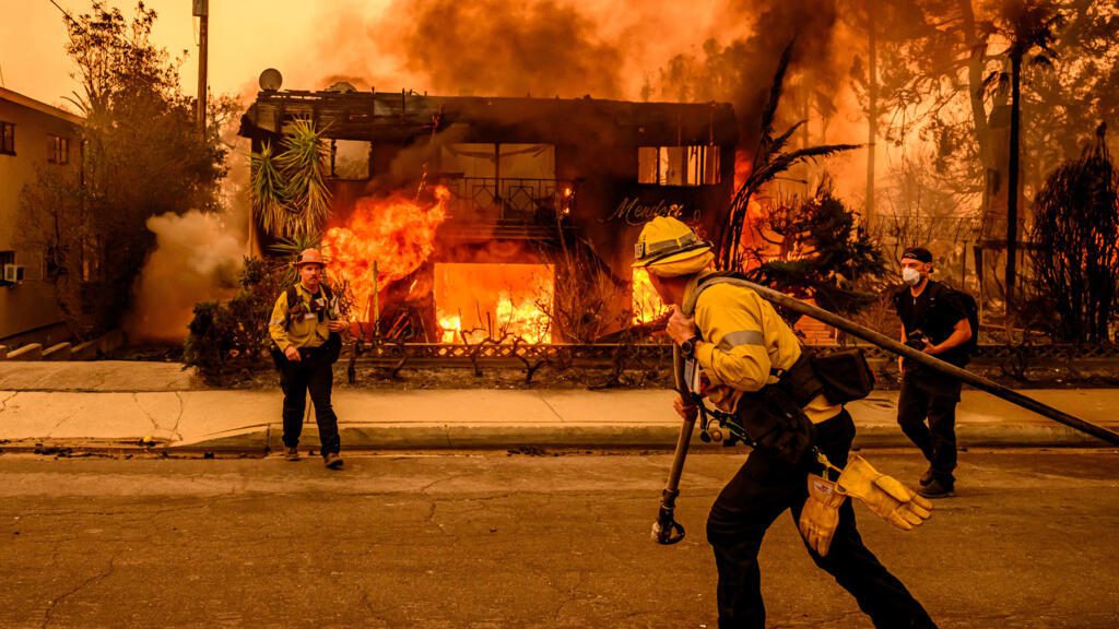 El fuego amenaza nuevas zonas de Los Ángeles tras causar al menos 11 muertos y 13 desaparecidos