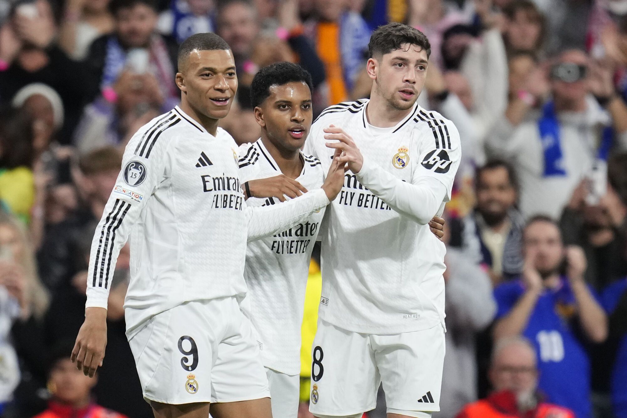 Rodrygo (centro) del Real Madrid celebra con sus compañeros Kylian Mbappé (izquierda) y Federico Valverde después de anotar el primer gol de su equipo durante el partido de fútbol de la fase inaugural de la Liga de Campeones entre el Real Madrid y el FC Salzburg en el estadio Santiago Bernabeu de Madrid, el miércoles 1 de enero de 2019. 22 de diciembre de 2025. (Foto AP/Manu Fernández). USO EDITORIAL SÓLO/SÓLO ITALIA Y ESPAÑA