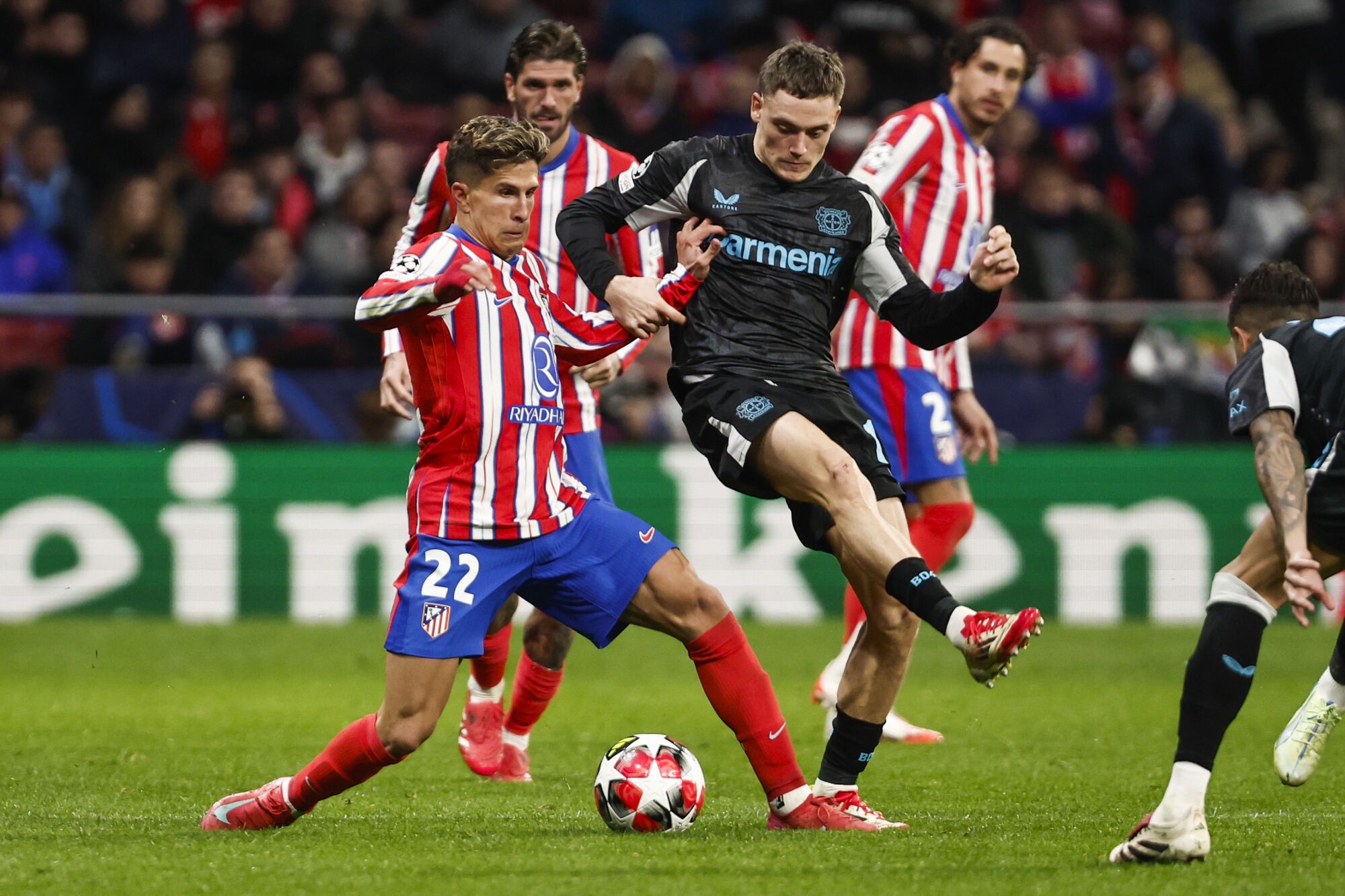 MADRID, 21/01/2025.- El centrocampista del Bayer Leverkusen Florian Wirtz (d) disputa un balón con el extremo del Atlético de Madrid Giuliano Simeone (i) durante el partido correspondiente a la fase regular de la Liga de Campeones que se disputa hoy martes el Atlético de Madrid y Bayer Leverkusen en el estadio Metropolitano de Madrid. EFE/Sergio Pérez