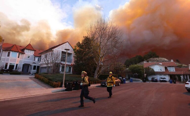 Un incendio forestal devasta más de 80 hectáreas en Los Ángeles