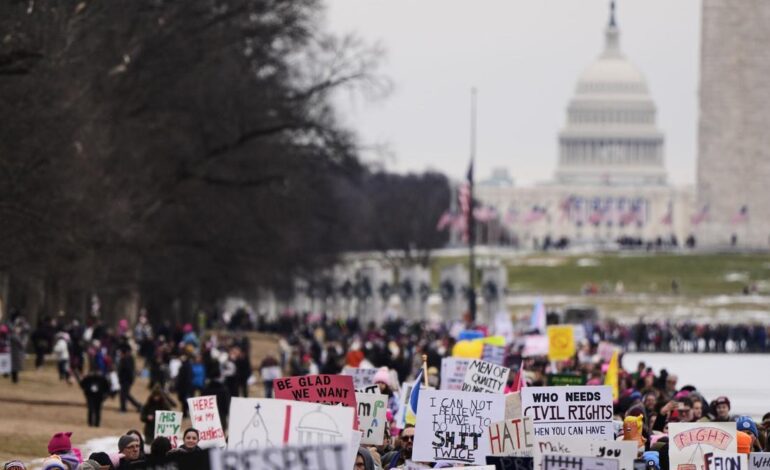 Miles de personas protestan en Washington en vísperas del regreso de Trump