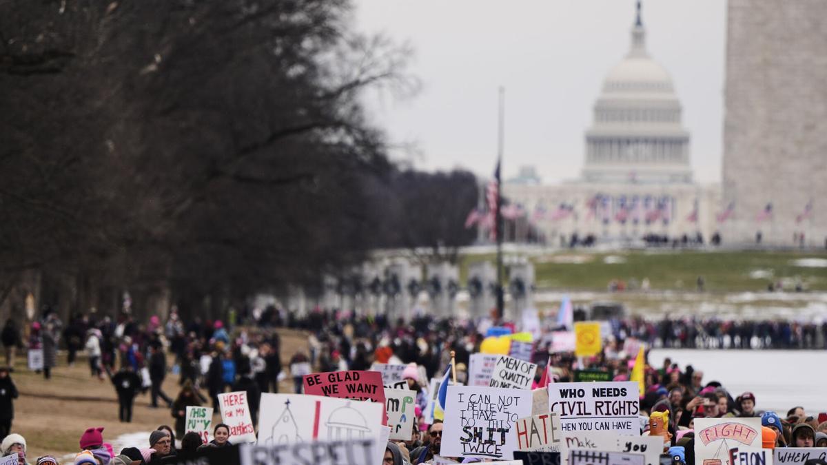 Miles de personas protestan en Washington en vísperas del regreso de Trump