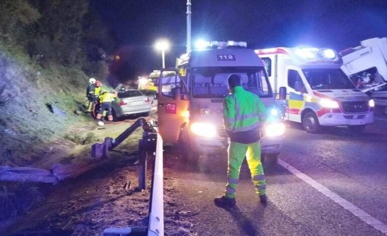 ACCIDENTE A-8 TAPIA | Un aparatoso accidente en la Autovía del Cantábrico deja dos heridos y obliga a cortar la circulación a la altura de Tapia