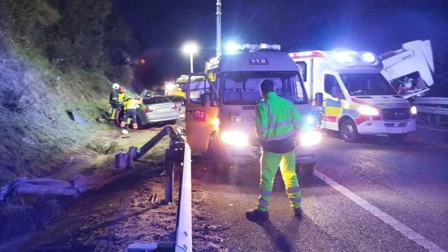 ACCIDENTE A-8 TAPIA | Un aparatoso accidente en la Autovía del Cantábrico deja dos heridos y obliga a cortar la circulación a la altura de Tapia