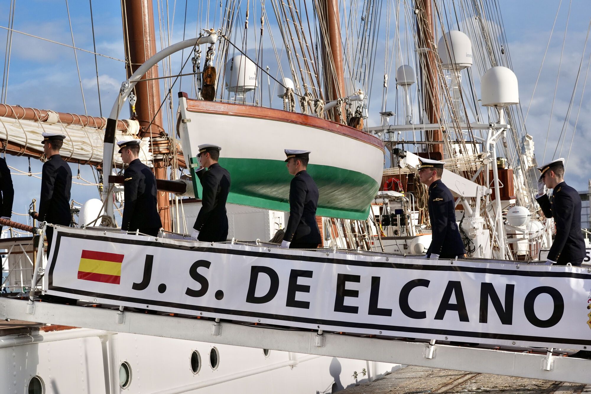 GRAFAND5786. CÁDIZ, 08/01/2025.- Parte de los 75 guardiamarinas que junto a la princesa Leonor han llegado en la tarde de este miércoles al buque escuela de la Armada Juan Sebastián de Elcano, atracado en el puerto de Cádiz, para tener su primer contacto con el velero bergantín-goleta repleto de curiosidades y que deberán conocer como el abecedario porque a partir del sábado pasarán seis meses, con todos sus días y sus noches, a bordo de él. EFE/Román Ríos