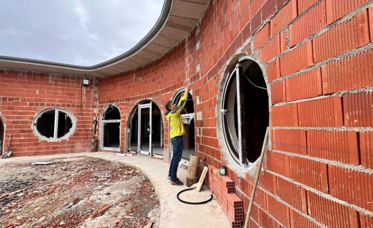 Así avanzan las obras en las casas Hobbit de Argüero