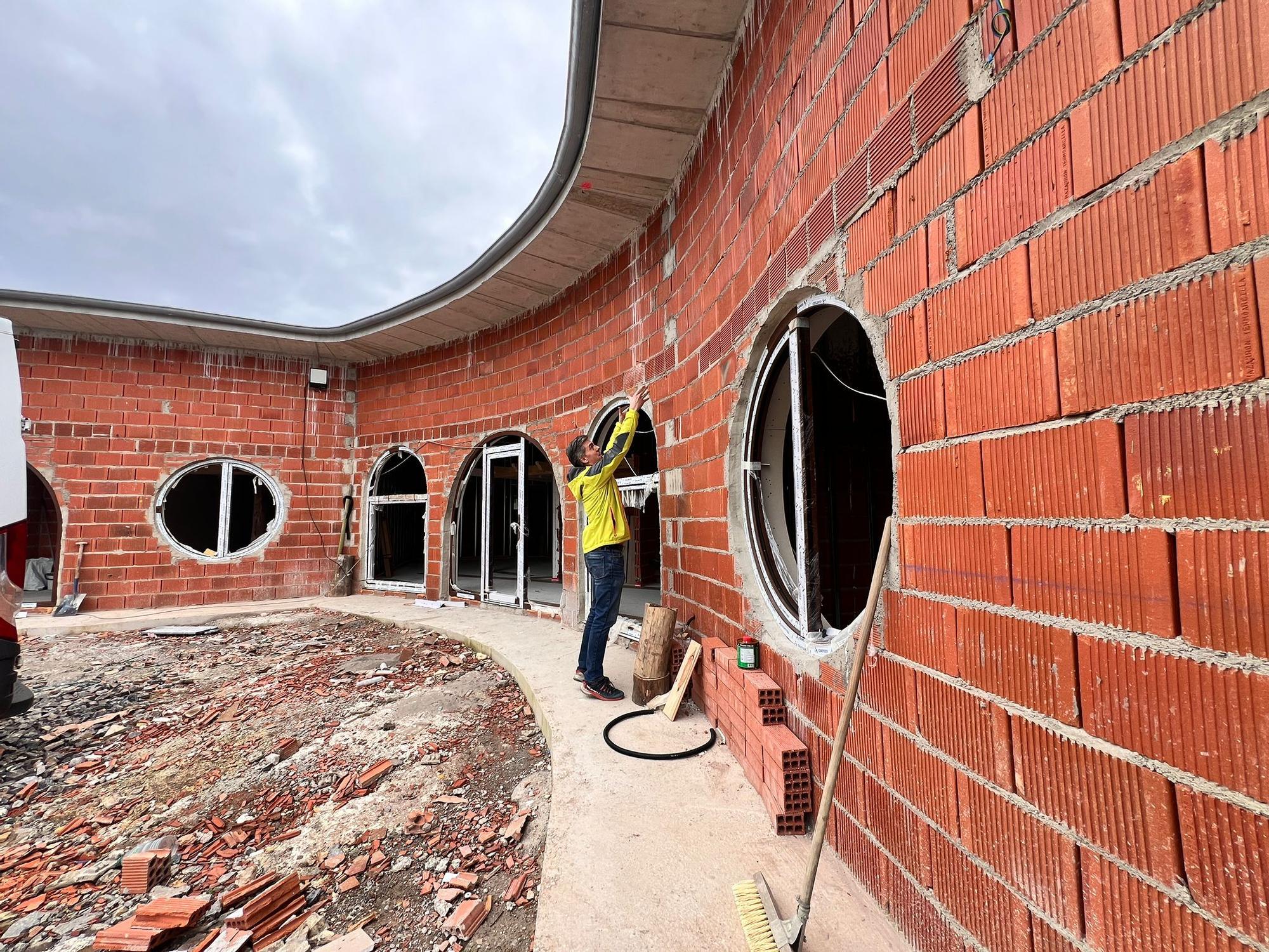 Así avanzan las obras en las casas Hobbit de Argüero