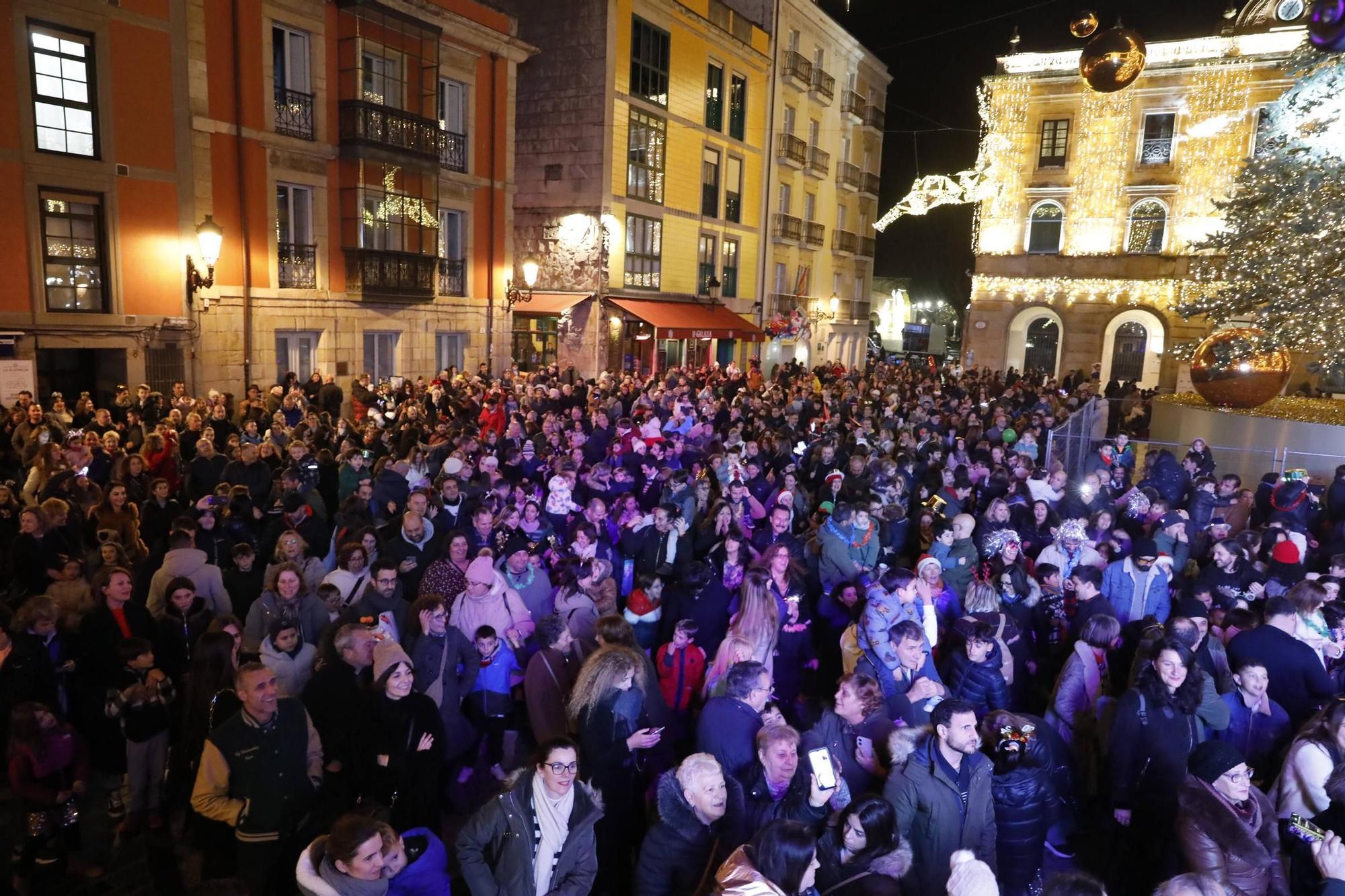 El "campanillas" en la Plaza Mayor de Gijón, en imágenes