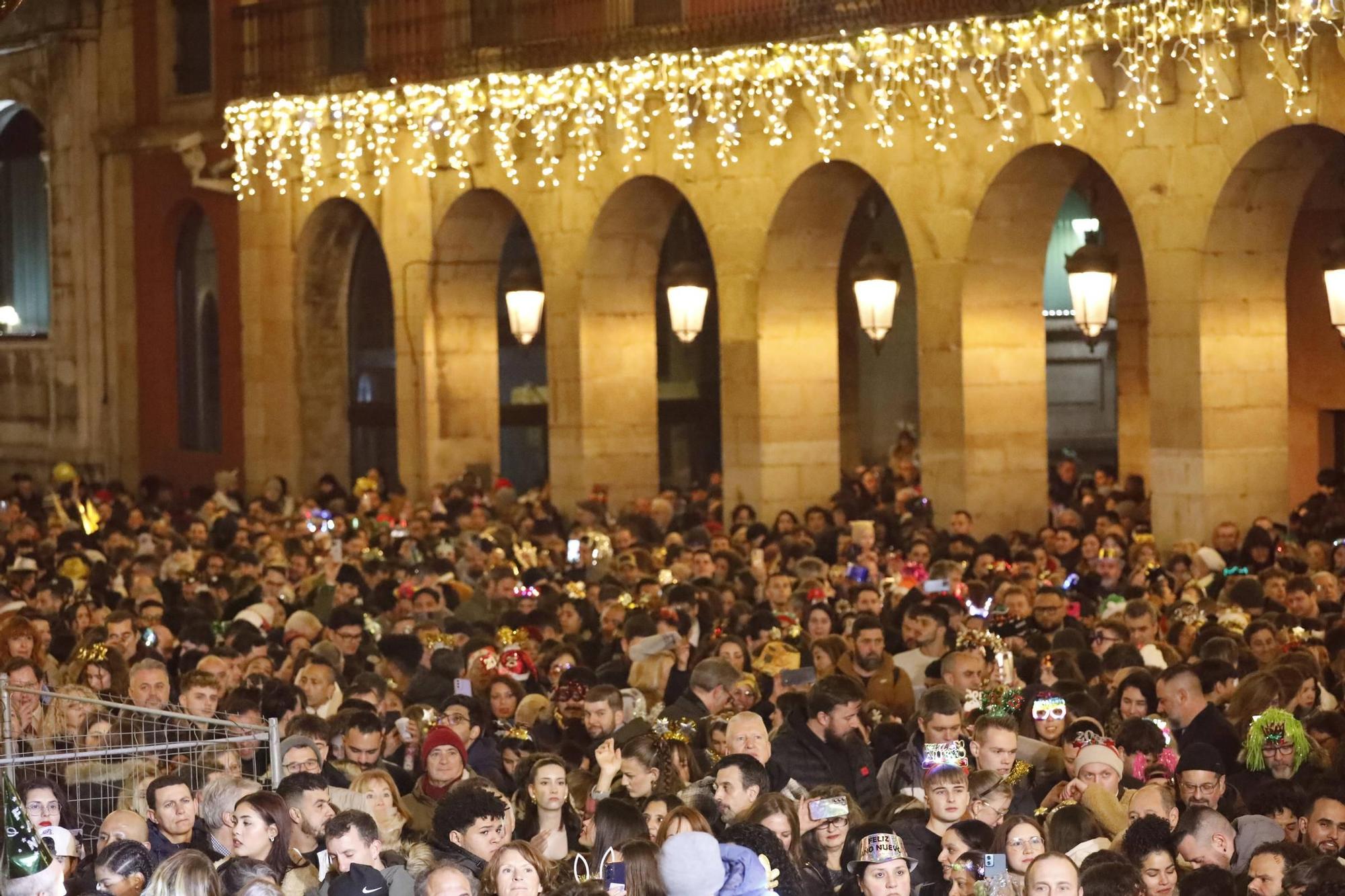 La plaza Mayor de Gijón, a rebosar para recibir al 2025