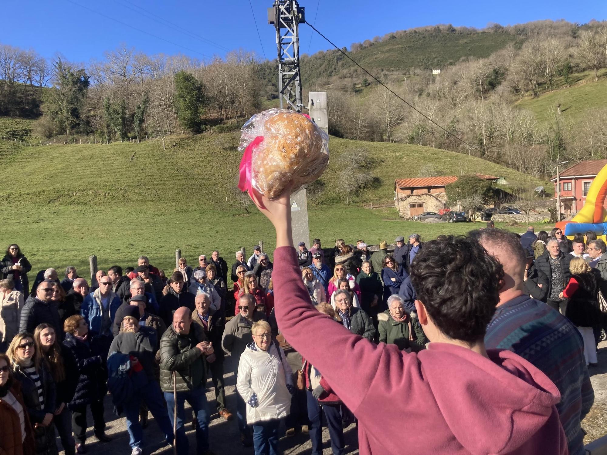 Así fue la mañana soleada del festejo en Coalla, con productos de primera y una procesión