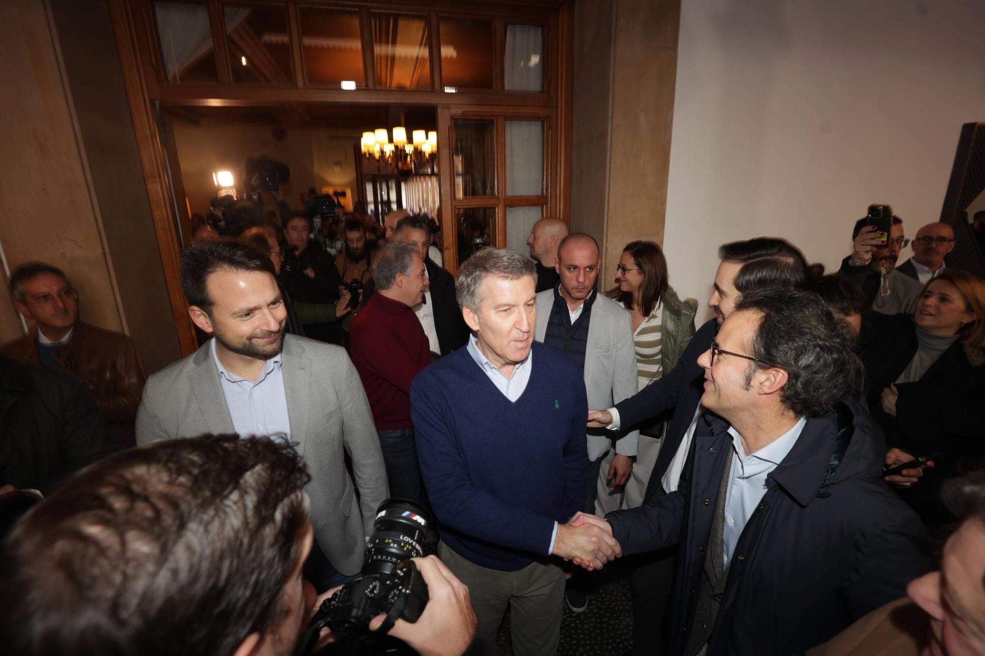 Feijóo clausura junto a Álvaro Queipo en Oviedo el acto de presentación de la 'Declaración de Asturias'