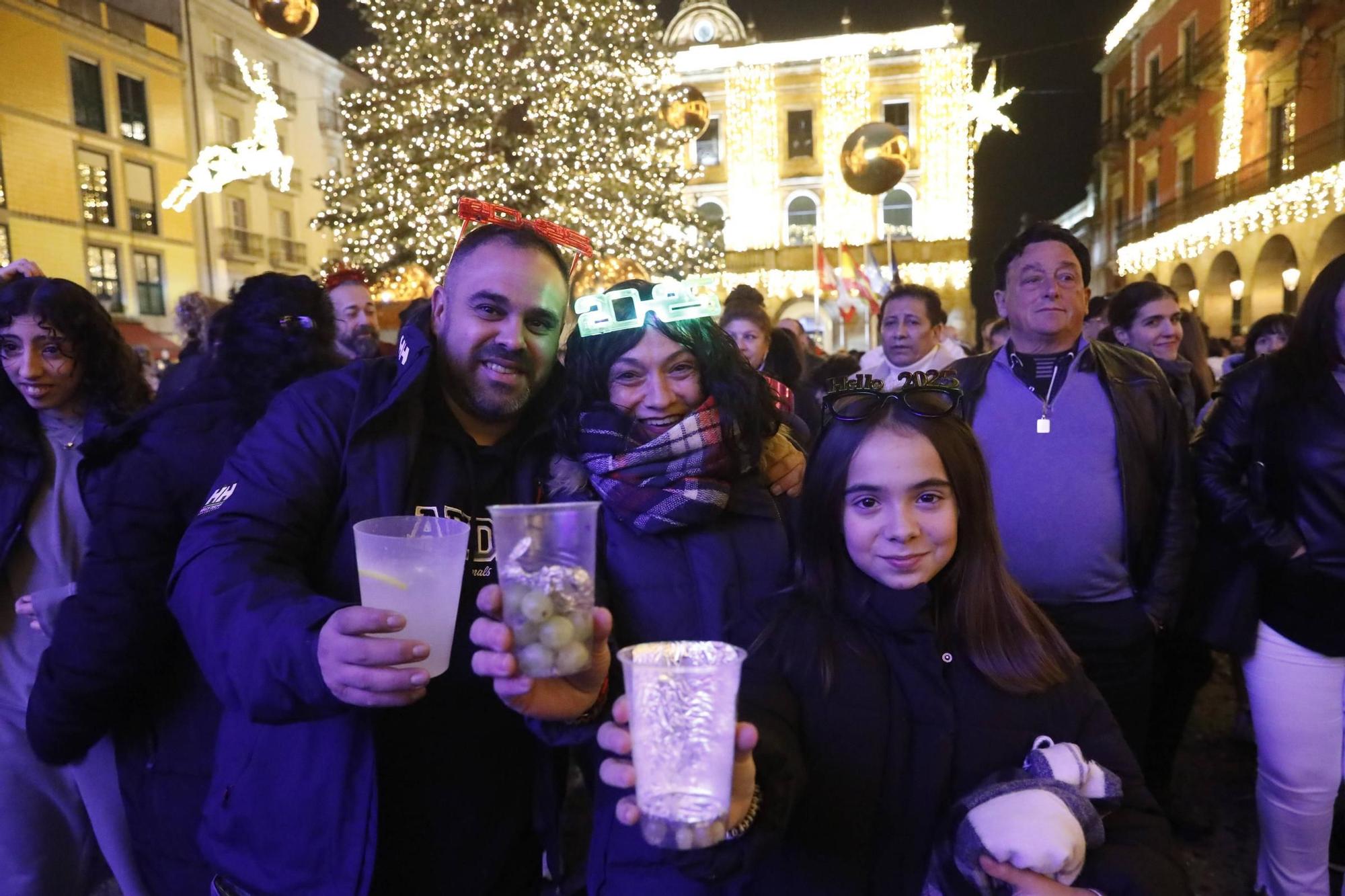 La plaza Mayor de Gijón, a rebosar para recibir al 2025