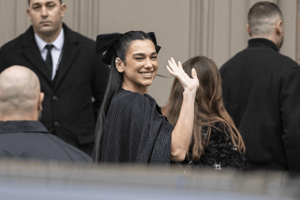 Dua Lipa con un bucle XXL en el cabello en las puertas del último desfile de Chanel - Cottres