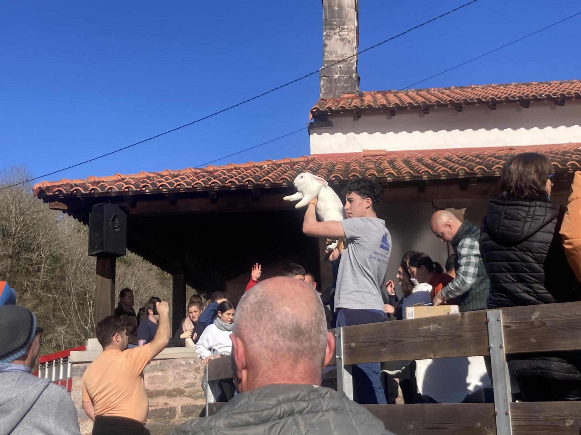 Así fue la mañana soleada del festejo en Coalla, con productos de primera y una procesión