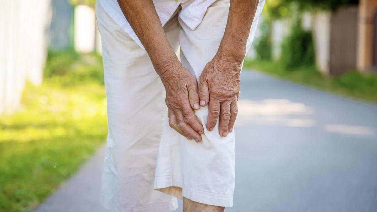 la dolencia que se descubre por el dolor de piernas al caminar