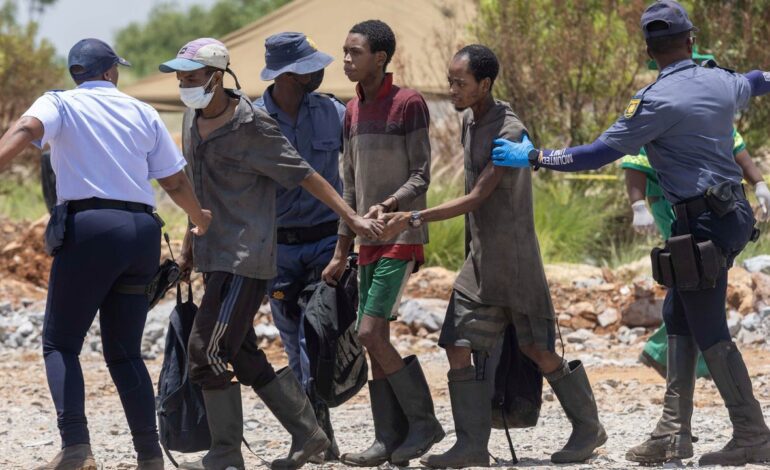 La agonía de los 118 mineros irregulares sepultados bajo tierra durante dos meses en Sudáfrica