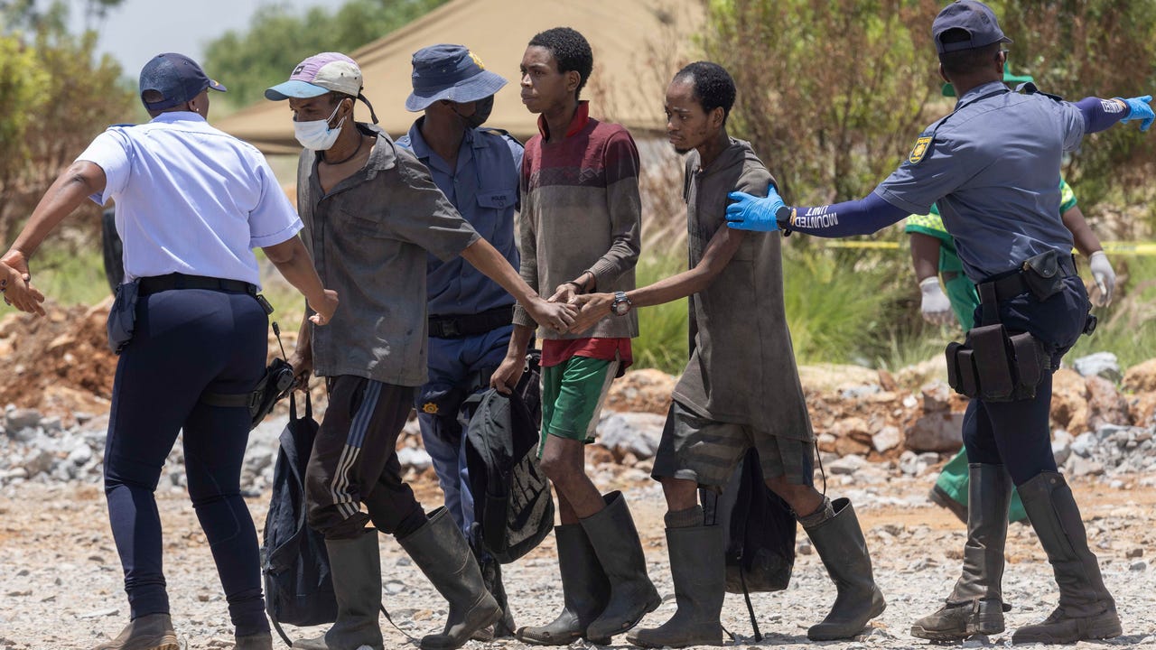 La agonía de los 118 mineros irregulares sepultados bajo tierra durante dos meses en Sudáfrica