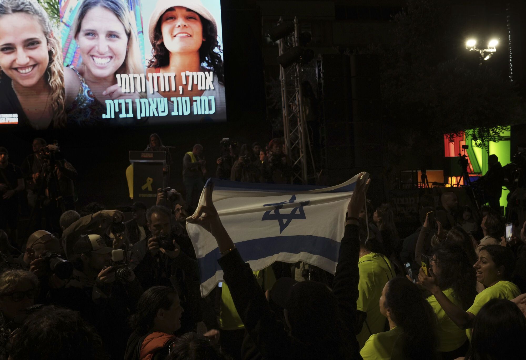 Relatives and friends of people killed and abducted by Hamas and taken into Gaza, react while photographs of the kidnapped women awaiting release Romi Gonen, Doron Steinbrecher and Emily Damari appear on the screen in Tel Aviv, Israel on Sunday, Jan. 19, 2025. (AP Photo/Oded Balilty) associated  Press / LaPresse Only italy and Spain. EDITORIAL USE ONLY/ONLY ITALY AND SPAIN