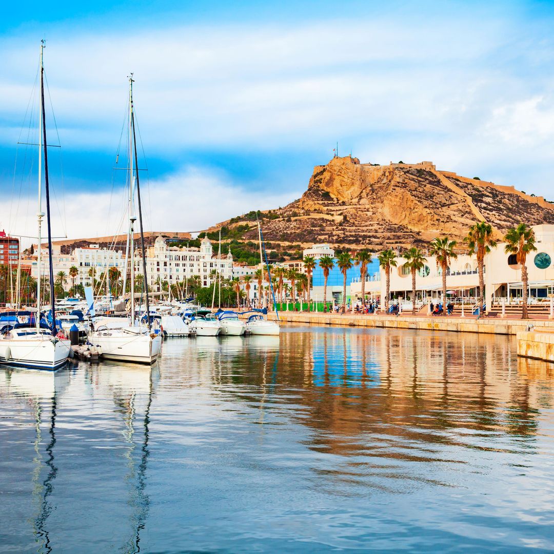 Puerto de Alicante y castillo de Santa Barbara en lo alto del monte Benacantil 