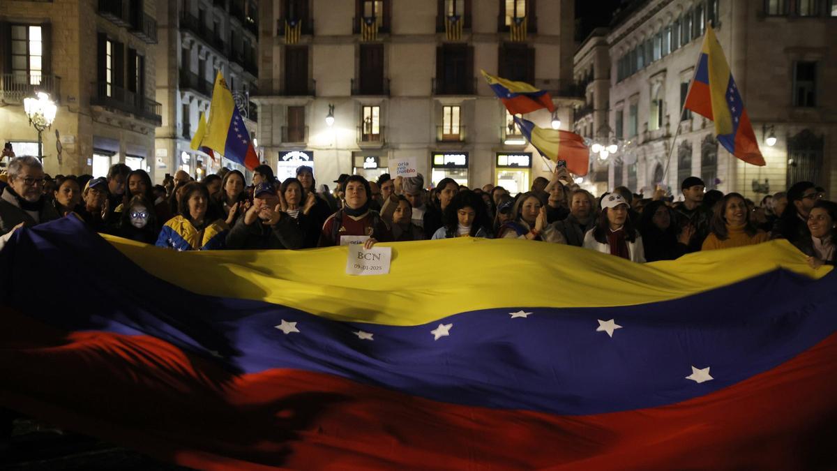 Unas 4.000 personas piden en Barcelona que Edmundo González jure como presidente de Venezuela