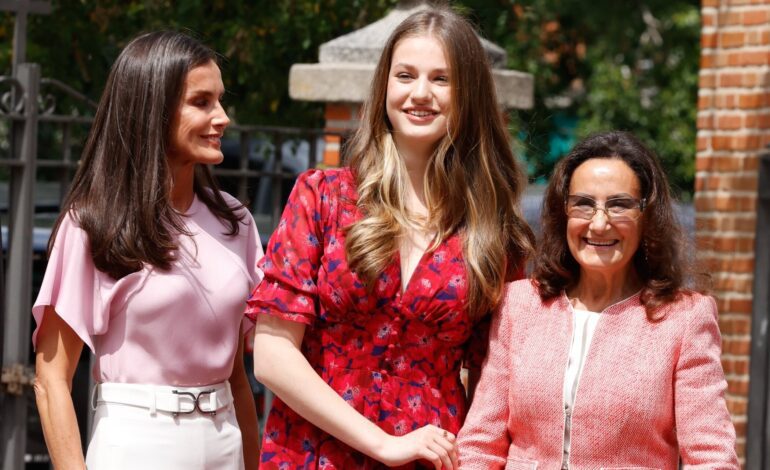 Los Reyes Felipe y Letizia cumplen con la tradicional merienda del Día de Reyes con la presencia sorpresa de Paloma Rocasolano