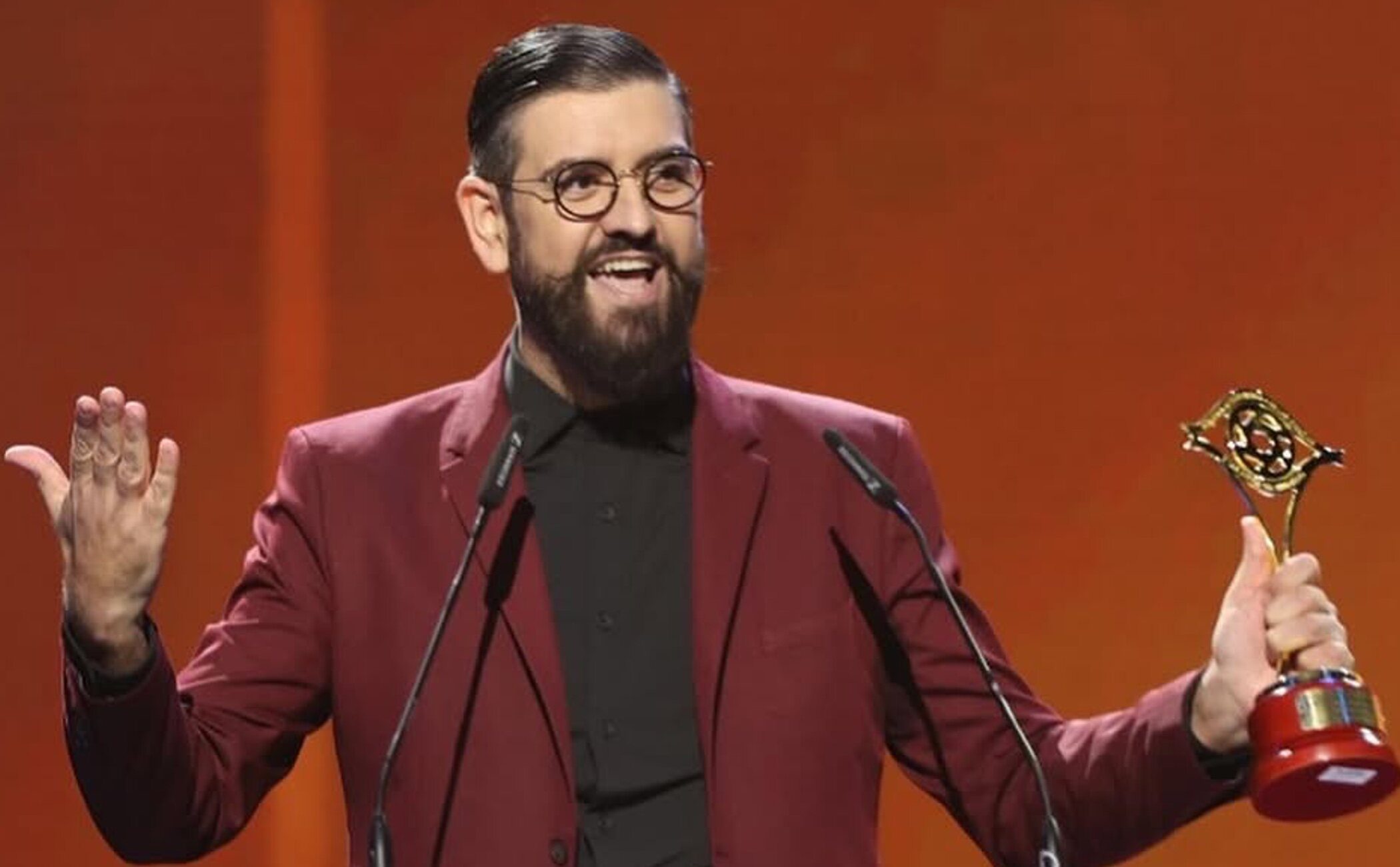 Manu Sánchez recibe el Premio Iris y emociona con su discurso: «Creo que tampoco me he merecido este cáncer»