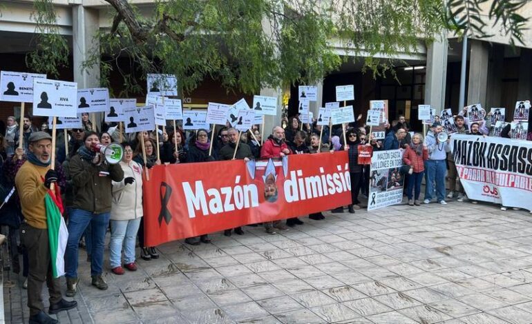 Protesta en Alicante contra Mazón en la toma de posesión de la rectora