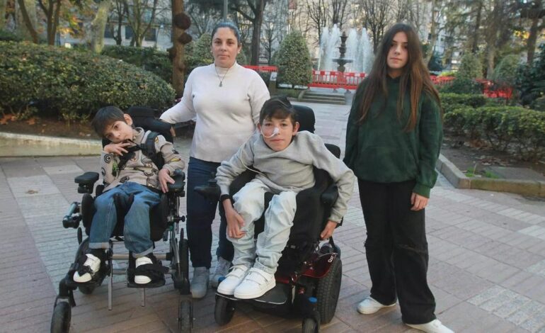 El reto de cuidar sola a dos menores en silla de ruedas: «Nada ha cambiado»