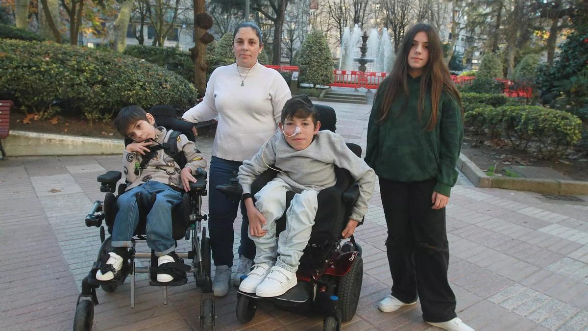 El reto de cuidar sola a dos menores en silla de ruedas: «Nada ha cambiado»