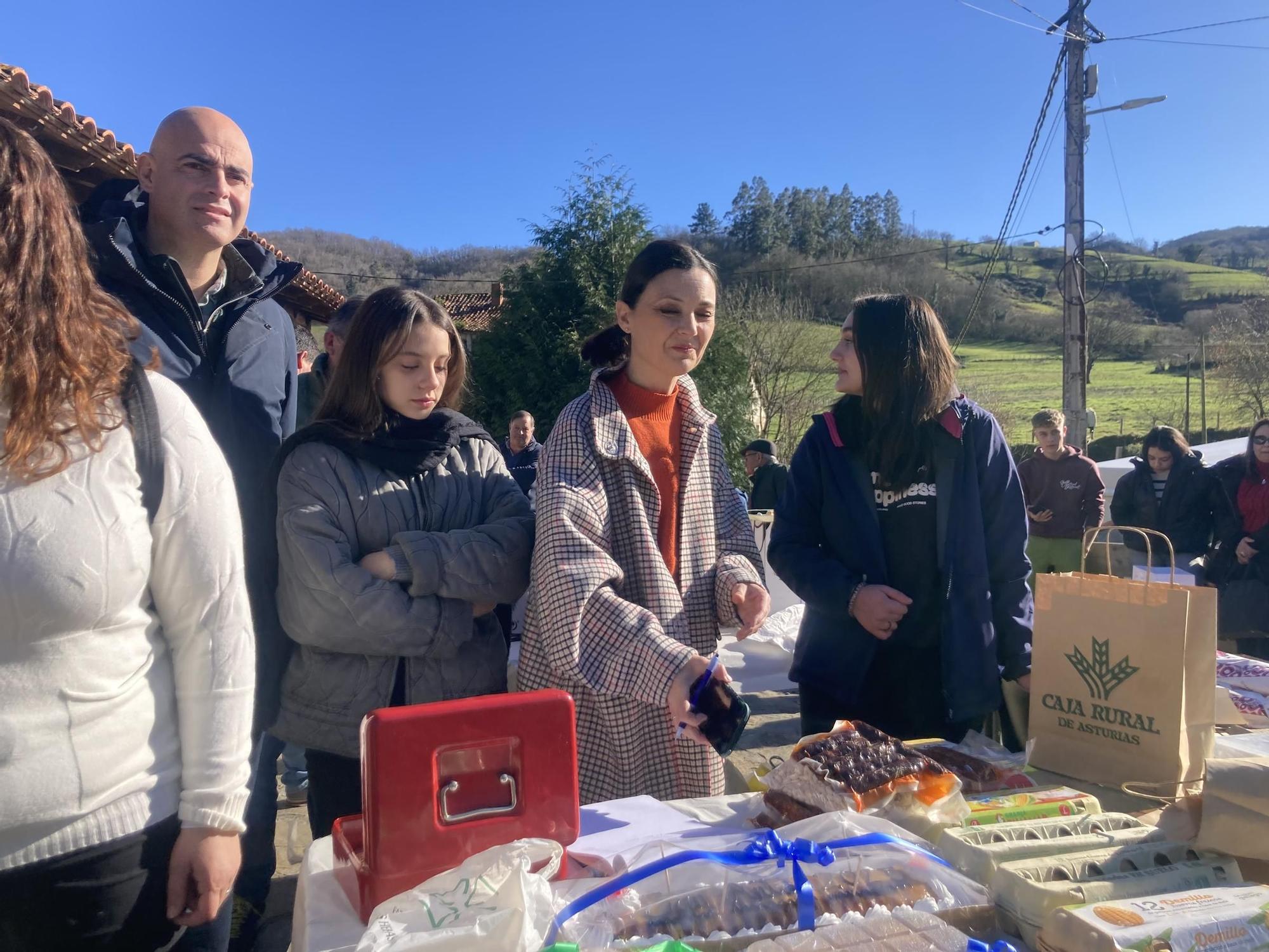 Así fue la mañana soleada del festejo en Coalla, con productos de primera y una procesión