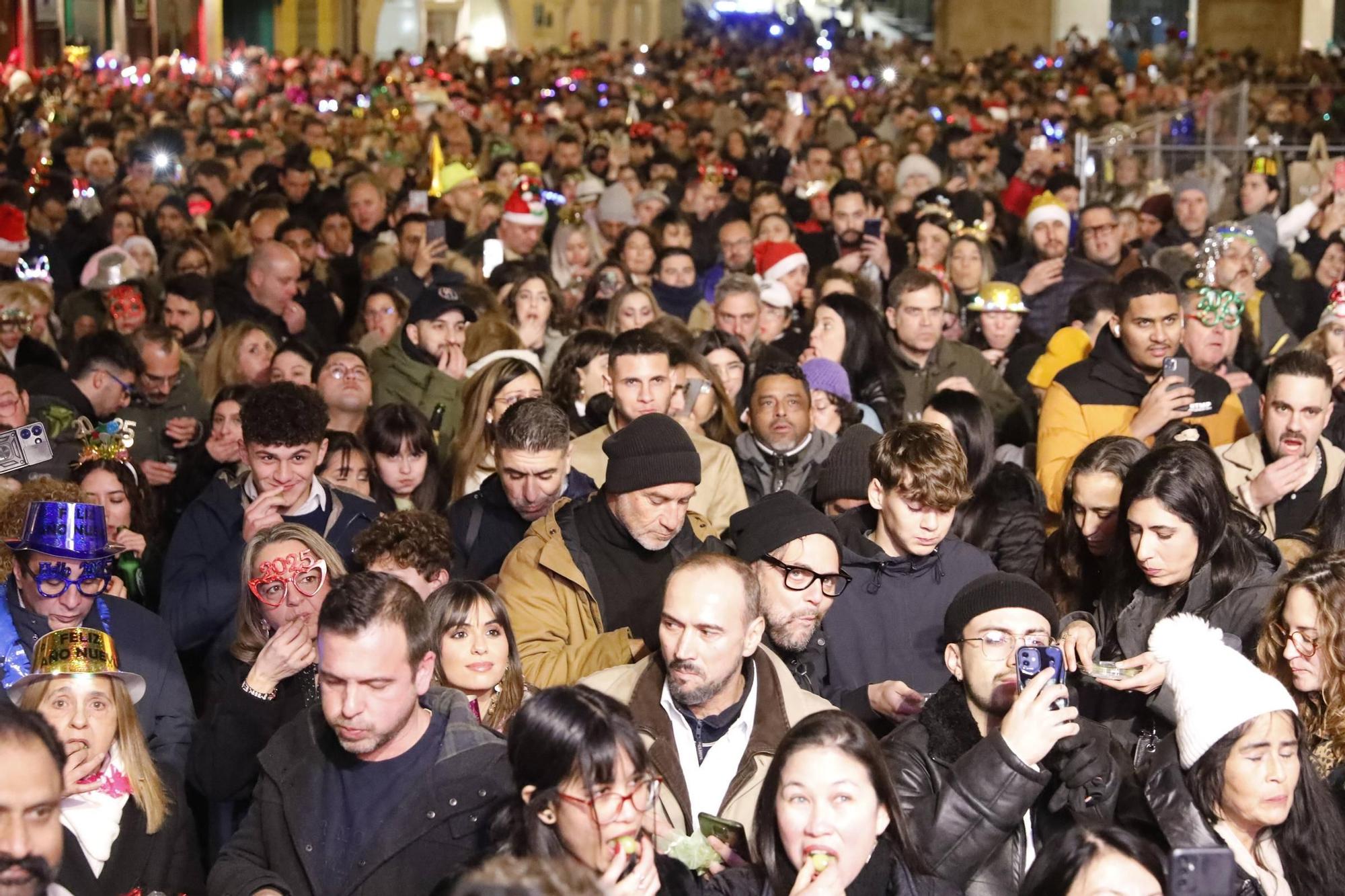 La plaza Mayor de Gijón, a rebosar para recibir al 2025