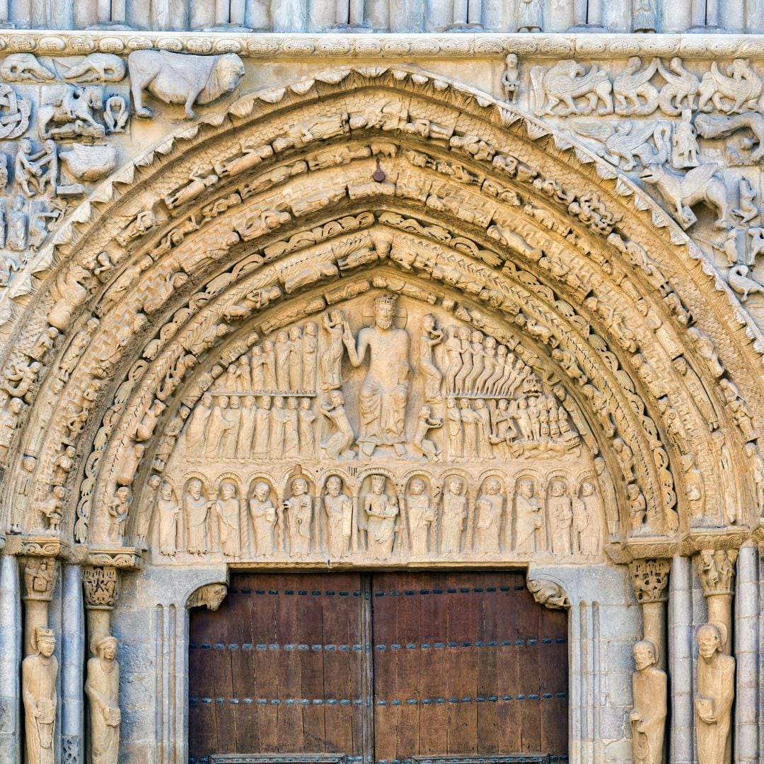 Puerta románica de la Iglesia de Santa María la Real en Sangüesa, Navarra