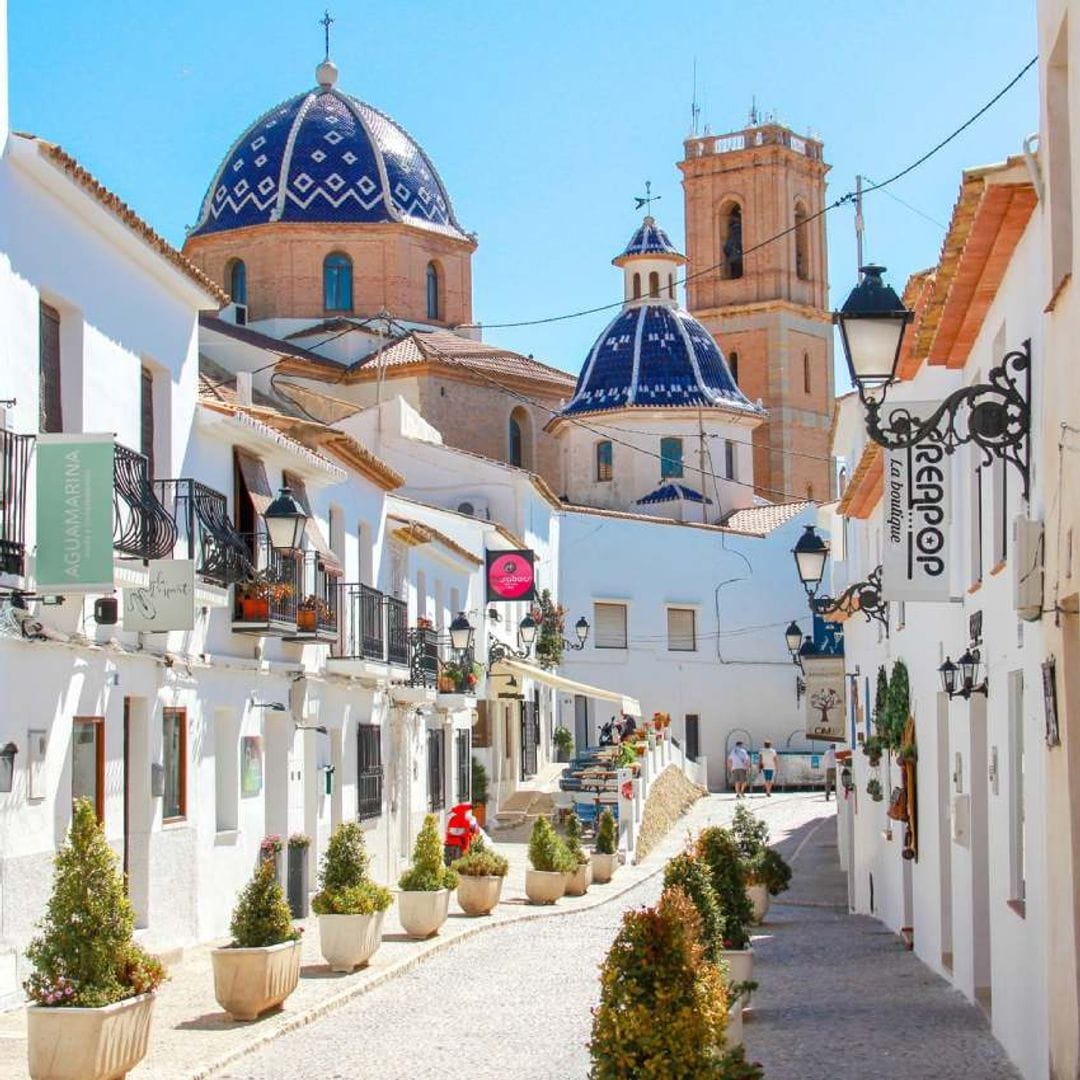 Calles blancas del hermoso casco antiguo de Altea Alicante