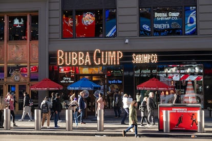 Bubba Gump Shrimp Company es un restaurante de comida rápida ubicado en Times Square, 2024, Nueva York, Estados Unidos. 