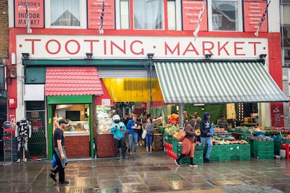 Tooting Market está en el suroeste de Londres, un mercado interior con muchos vendedores y comerciantes de comida callejera.