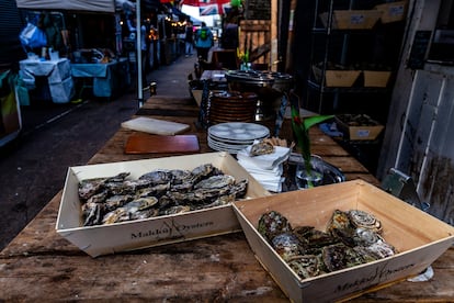 Ostras frescas a la venta en Maltby Street Market en Londres, Inglaterra.