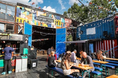 Pop Brixton es un proyecto comunitario emergente con bares, restaurantes, cafeterías y lugar para eventos independientes de moda en el barrio londinense de Brixton (Inglaterra).