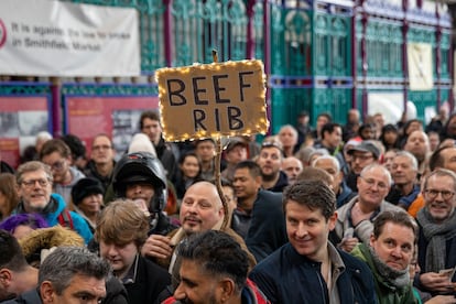 Siguiendo con una tradición que tiene más de un siglo de antigüedad, los comerciantes de Smithfield Market celebran la subasta anual de carne navideña en Londres (Inglaterra).