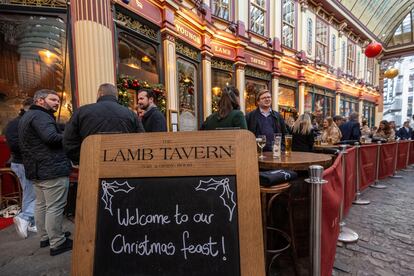 Trabajadores de la capital británica en el The Lamb Tavern, situada en el Leadenhall Market de la ciudad de Londres (Inglaterra).