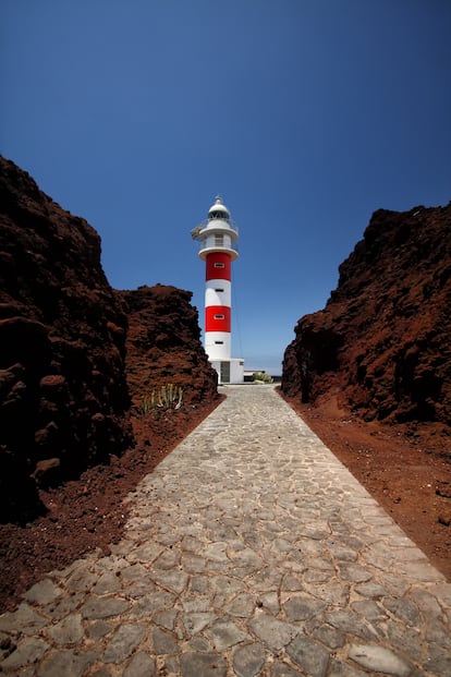 El faro Punta Teno, situado en el extremo occidental de la isla de Tenerife.