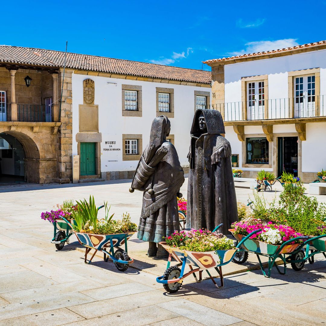 Plaza Joao III y Museu da Terra de Miranda do Douro.