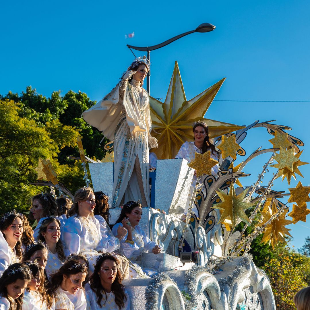 La cabalgata de los Reyes Magos en la cabalgata de Sevilla como inicio de la fiesta cristiana de Reyes