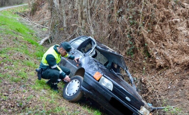 Investigan a un menor por coger sin permiso el coche de un familiar y sufrir un accidente en Laza, Ourense