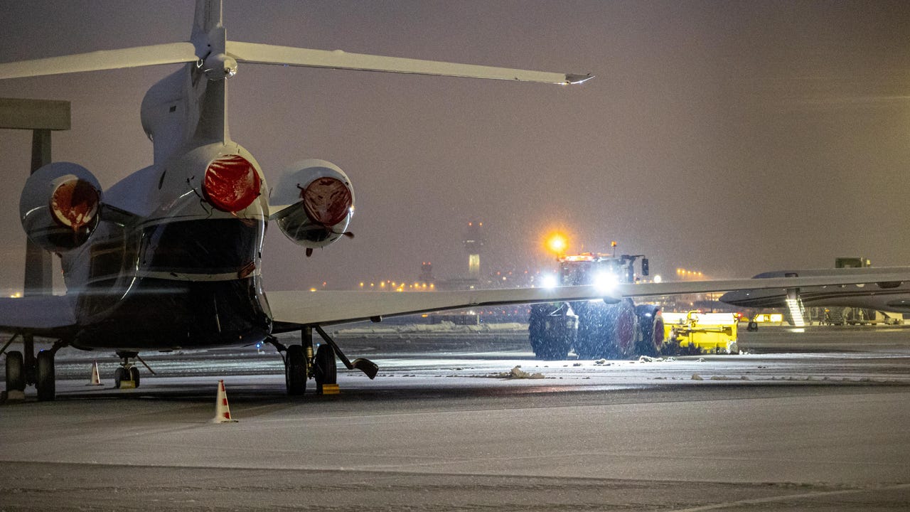 La nieve cierra varios aeropuertos británicos