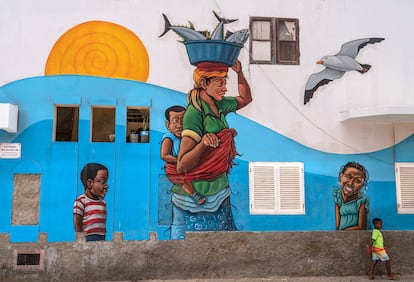 Un mural creado por el artista visual Randy Pinto en la localidad de Santa María (Isla de Sal).